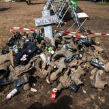 Matsch-Mahnmal: Festivalbesucher haben ihre kaputten und verschlammten Schuhe auf einen Haufen geworfen