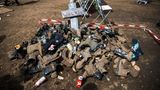 Matsch-Mahnmal: Festivalbesucher haben ihre kaputten und verschlammten Schuhe auf einen Haufen geworfen
