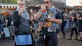 Kleine Stärkung: Festivalbesucher überzeugen sich von der kulinarischen Vielfalt in Wacken