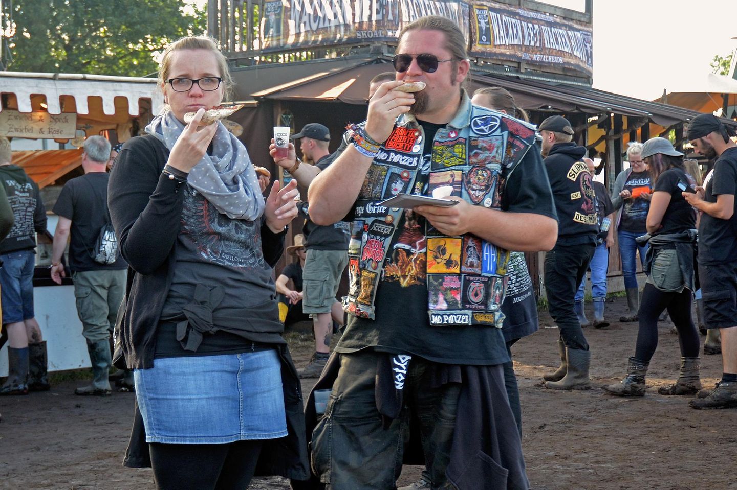 Kleine Stärkung: Festivalbesucher überzeugen sich von der kulinarischen Vielfalt in Wacken