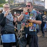 Kleine Stärkung: Festivalbesucher überzeugen sich von der kulinarischen Vielfalt in Wacken