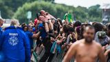 Abtransport: Securityleute tragen einen Festivalbesucher über eine Absperrung vor der Bühne
