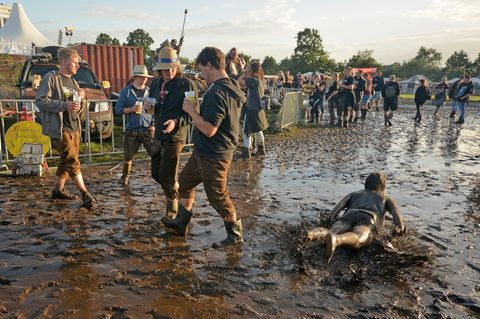 Rutschpartie: Die Fortbewegung durch die Schlammlandschaft des Festivalgeländes war für manchen Besucher am besten bäuchlings zu bewältigen