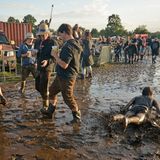 Rutschpartie: Die Fortbewegung durch die Schlammlandschaft des Festivalgeländes war für manchen Besucher am besten bäuchlings zu bewältigen