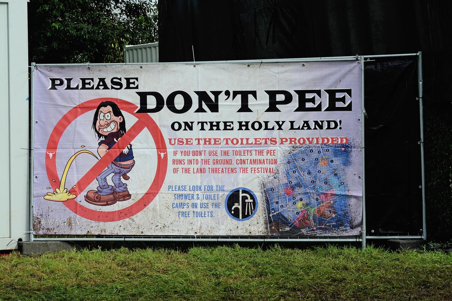 Wildpinkeln unerwünscht: Ein großes Plakat weist darauf hin, dass doch bitte die zahlreich vorhandenen Toiletten zu benutzen sind