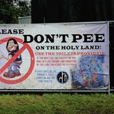 Wildpinkeln unerwünscht: Ein großes Plakat weist darauf hin, dass doch bitte die zahlreich vorhandenen Toiletten zu benutzen sind