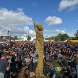 Vor Beginn der ersten Konzerte am letzten Festivaltag warten die Besucher in der Sonne