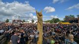 Vor Beginn der ersten Konzerte am letzten Festivaltag warten die Besucher in der Sonne