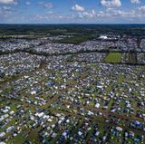 Überblick: Das Festivalgelände mit seinen unzähligen Zelten und Wohnwagen, aufgenommen mit einer Drohne