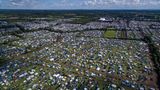Überblick: Das Festivalgelände mit seinen unzähligen Zelten und Wohnwagen, aufgenommen mit einer Drohne