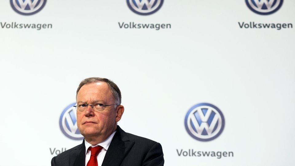 Niedersachsens Ministerpräsident Stephan Weil vor VW-Logos