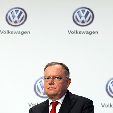Niedersachsens Ministerpräsident Stephan Weil vor VW-Logos