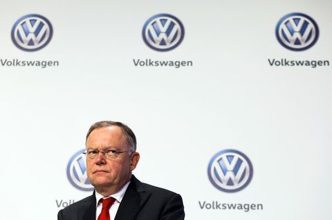 Niedersachsens Ministerpräsident Stephan Weil vor VW-Logos
