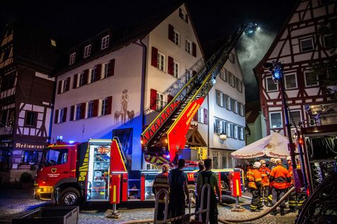 Mit 150 Einsatzkräften hat die Feuerwehr den Brand in einer Sozialunterkunft in Markgröningen (Baden-Württemberg) bekämpft