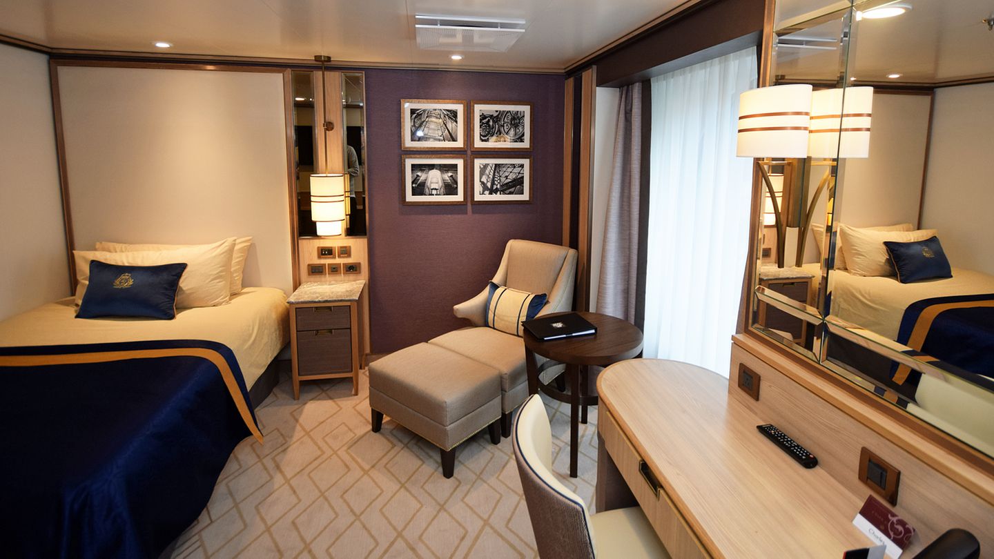 Steckdosen: Der orts- und raumkundige Kabinensteward resp. die Kabinenperle kann Ihnen auch zeigen, wo sich überall Steckdosen in Ihrem bordeigenen "Heim auf Zeit" befinden. Für die Handys, Laptops, Tablets und weiß der Apple was!