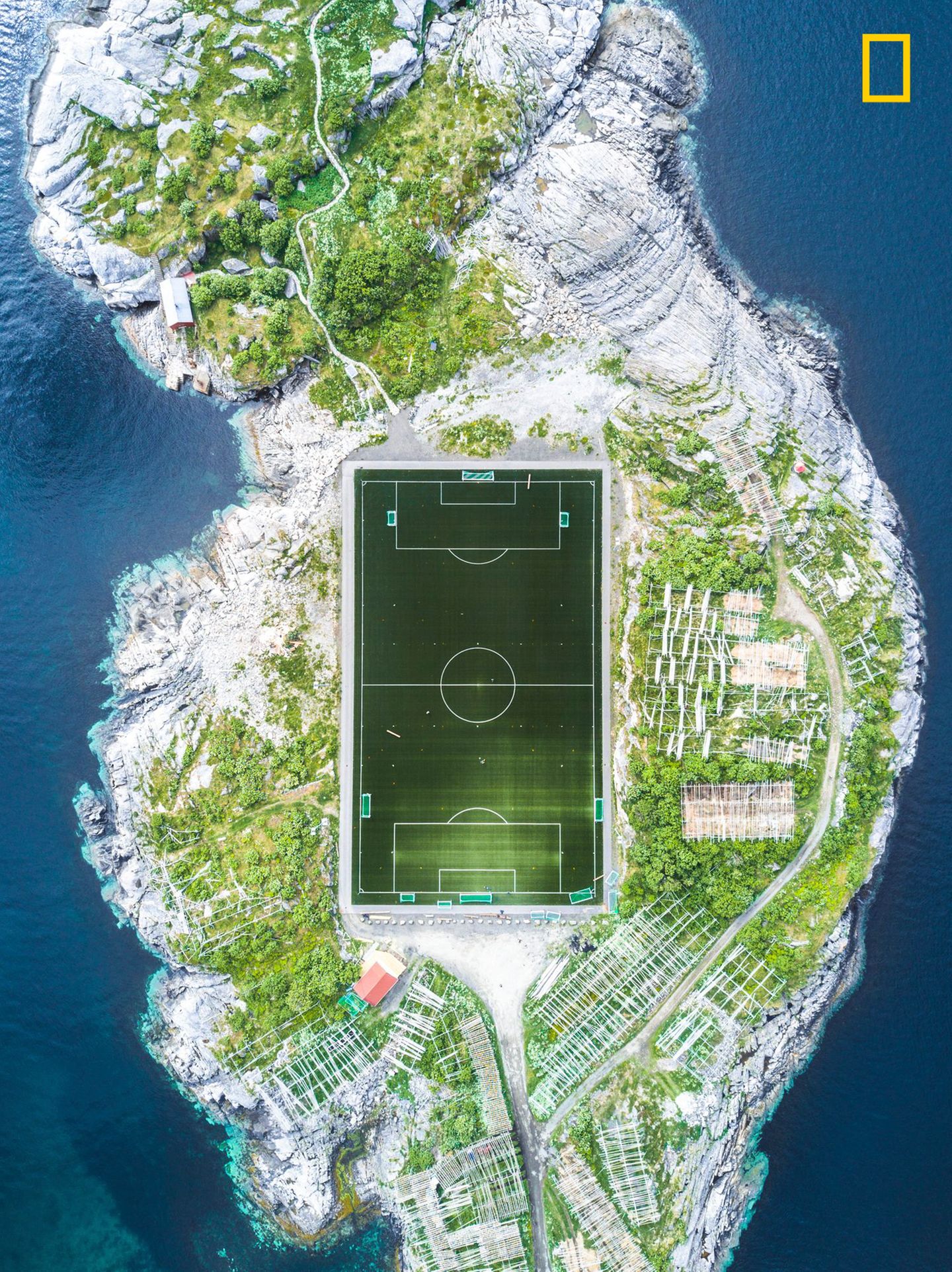 Fotowettbewerb National Geographic 2017: Zu den ungewöhnlichsten Fußballfeldern auf der Welt gehört diese Spielfläche in Henningsvær auf den Lofoten. Misha De-Stroyev hat den Platz mit einer Drohne aus 120 Metern Höhe fotografiert. Zu den ungewöhnlichsten Fußballfeldern auf der Welt gehört diese Spielfläche in Henningsvær auf den Lofoten. Misha De-Stroyev hat den Platz mit einer Drohne aus 120 Metern Höhe fotografiert.