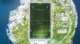 Zu den ungewöhnlichsten Fußballfeldern auf der Welt gehört diese Spielfläche in Henningsvær auf den Lofoten. Misha De-Stroyev hat den Platz mit einer Drohne aus 120 Metern Höhe fotografiert.