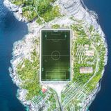 Zu den ungewöhnlichsten Fußballfeldern auf der Welt gehört diese Spielfläche in Henningsvær auf den Lofoten. Misha De-Stroyev hat den Platz mit einer Drohne aus 120 Metern Höhe fotografiert.