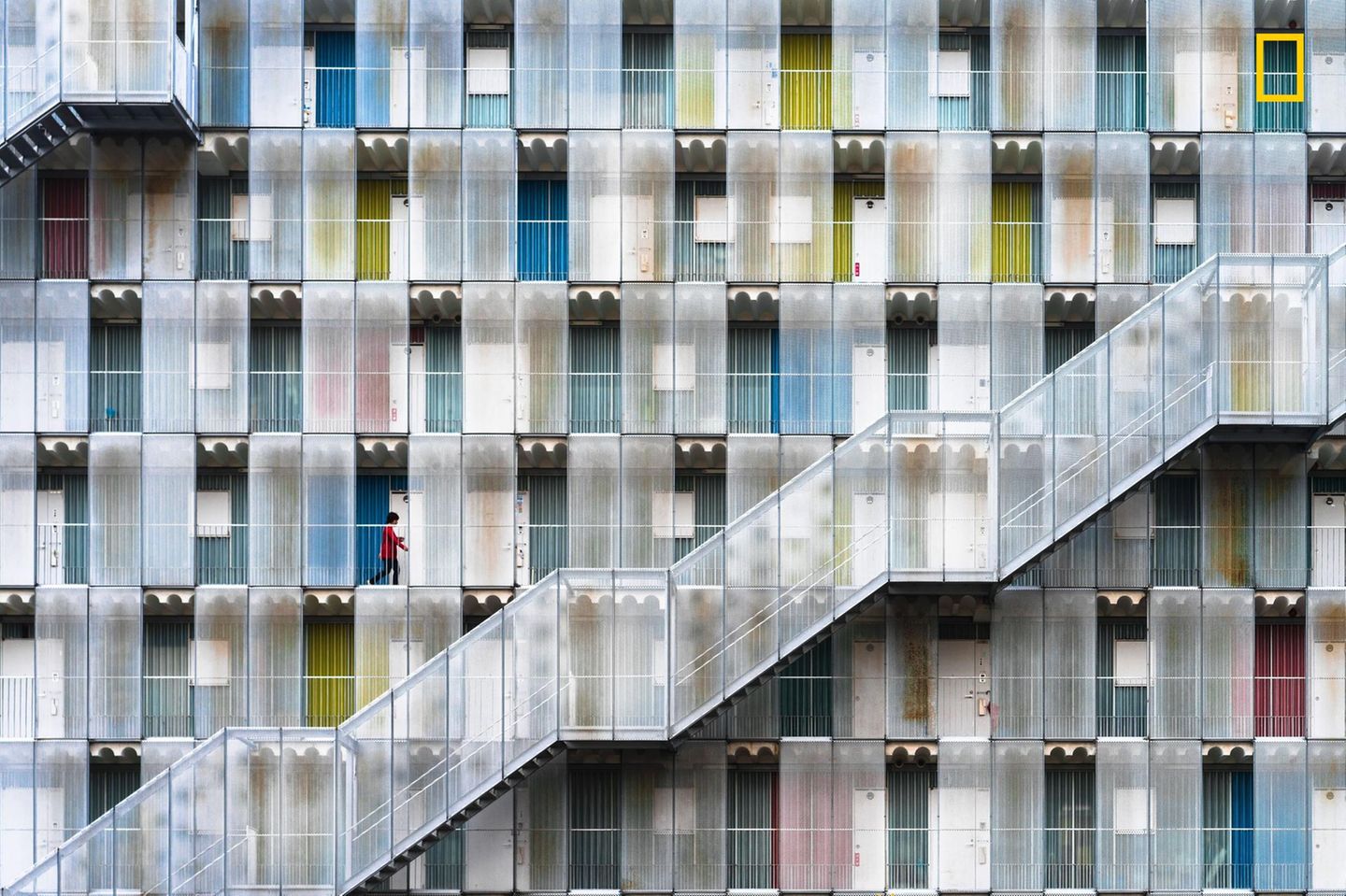 Fotowettbewerb National Geographic 2017: Ein Wohngebäude in der Gifu-Präfektur in Japan. "Es ist sehr bunt, aber es ist ein normales Gemeinschaftshaus, in dem gewöhnliche Menschen leben können", sagt Tetsuya Hashimoto. Ein Wohngebäude in der Gifu-Präfektur in Japan. "Es ist sehr bunt, aber es ist ein normales Gemeinschaftshaus, in dem gewöhnliche Menschen leben können", sagt Tetsuya Hashimoto.