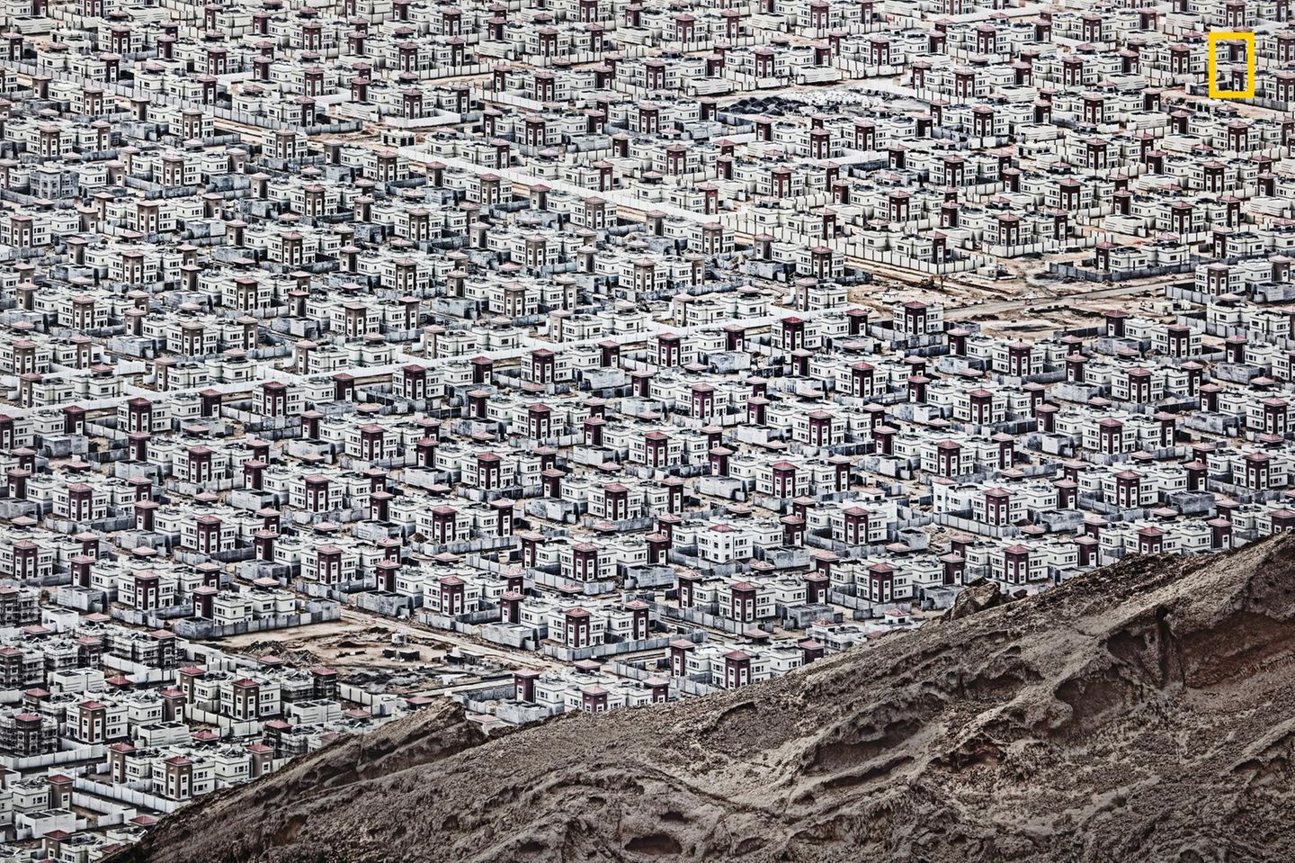 Fotowettbewerb National Geographic 2017: "Eine neue Stadt in der Wüste", so nennt Andrzej Bochenski aus Polen seine Fotografie von dem Ort Al Ain, einer Stadt in den Vereinigten Arabischen Emiraten. "Eine neue Stadt in der Wüste", so nennt Andrzej Bochenski aus Polen seine Fotografie von dem Ort Al Ain, einer Stadt in den Vereinigten Arabischen Emiraten.