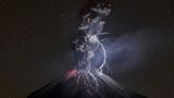 Das Siegerbild des Fotowettbewerbs von National Geographic: "Die Kraft der Natur", so betitelt der Fotograf Sergio Tapiro Velasco seine Aufnahme des aktiven Vulkans Colima in Mexiko. Die Kombination von glühender Lava und Blitzschlag brachte ihm den ersten Platz in der Kategorie Natur ein. 