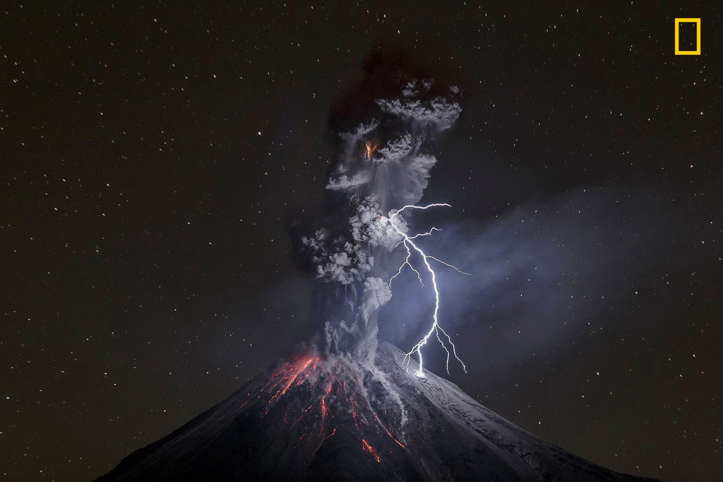 Das Siegerbild des Fotowettbewerbs von National Geographic: "Die Kraft der Natur", so betitelt der Fotograf Sergio Tapiro Velasco seine Aufnahme des aktiven Vulkans Colima in Mexiko. Die Kombination von glühender Lava und Blitzschlag brachte ihm den ersten Platz in der Kategorie Natur ein. 
