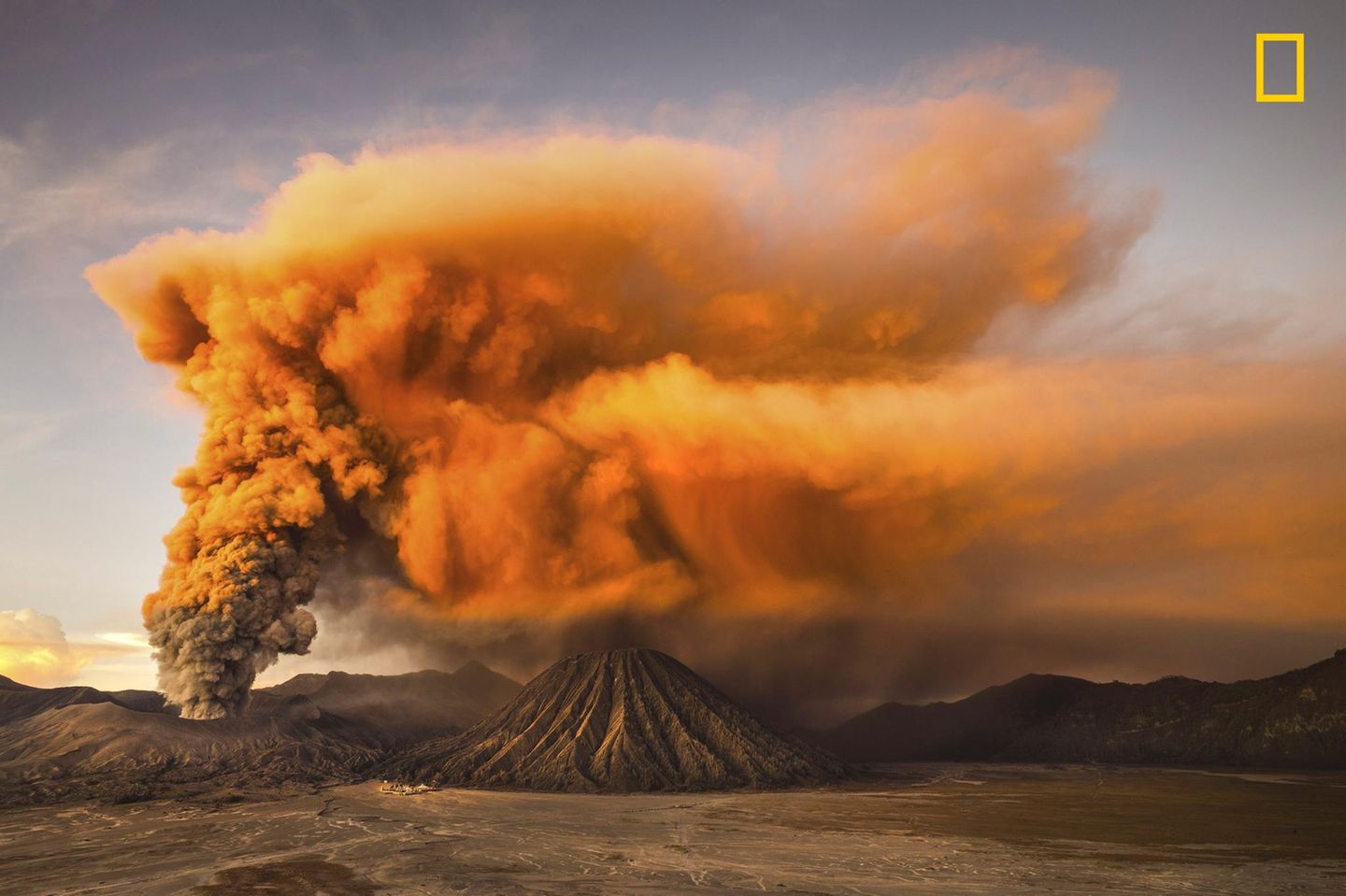 Der Mount Bromo, den Reynold Riksa Dewantara aus Surabaya fotografiert hat, liegt auf Java in Indonesien und gehört zu den aktivsten Vulkanen der Erde. 