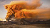 Der Mount Bromo, den Reynold Riksa Dewantara aus Surabaya fotografiert hat, liegt auf Java in Indonesien und gehört zu den aktivsten Vulkanen der Erde. 