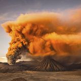 Der Mount Bromo, den Reynold Riksa Dewantara aus Surabaya fotografiert hat, liegt auf Java in Indonesien und gehört zu den aktivsten Vulkanen der Erde. 