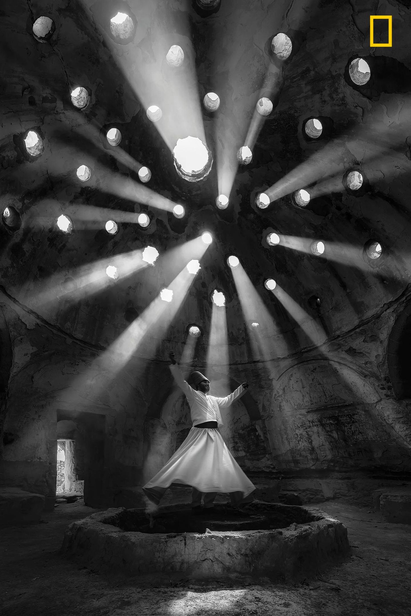 Fotowettbewerb National Geographic 2017: Kategorie Menschen: Diese Aufnahme eines tanzenden Derwisch machte Dilek Uyar in der Türkei. Die Fotografin bekam dafür den ersten Preis in der Kategorie Menschen. Kategorie Menschen: Diese Aufnahme eines tanzenden Derwisch machte Dilek Uyar in der Türkei. Die Fotografin bekam dafür den ersten Preis in der Kategorie Menschen.