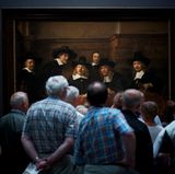 Wer beobachtet hier wen? Das Foto von Julius Y. entstand im Rijksmuseum Amsterdam vor dem berühmten Bild "Die Vorsteher der Tuchmacherzunft" von Rembrandt van Rijn.