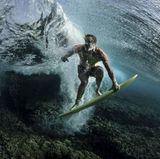 "Ich bin immer auf der Suche nach neuen Winkeln und Perspektiven", sagt Rodney Bursiel. Den Surfer fotografierte er auf der kleinen Fidschiinsel Tavarua.