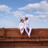 Vater und Sohn sitzen in ihrer traditionellen Kleidung auf einer Mauer einer Moschee in New Delhi am Tag des Fastenbrechens. "Das Foto zeigt die gute Verbindung der beiden Generationen", kommentiert Jobit George.