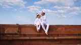 Vater und Sohn sitzen in ihrer traditionellen Kleidung auf einer Mauer einer Moschee in New Delhi am Tag des Fastenbrechens. "Das Foto zeigt die gute Verbindung der beiden Generationen", kommentiert Jobit George.