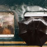 Gelungener Schnappschuss am Tongi-Bahnhof in Gazipur in Bangladesch. Moin Ahmed wartete auf dem Bahnsteig bei Regen, als "mich plötzlich dieses Augenpaar durch das Fenster ansah." Der Fotograf drückte im richtigen Moment ab.
