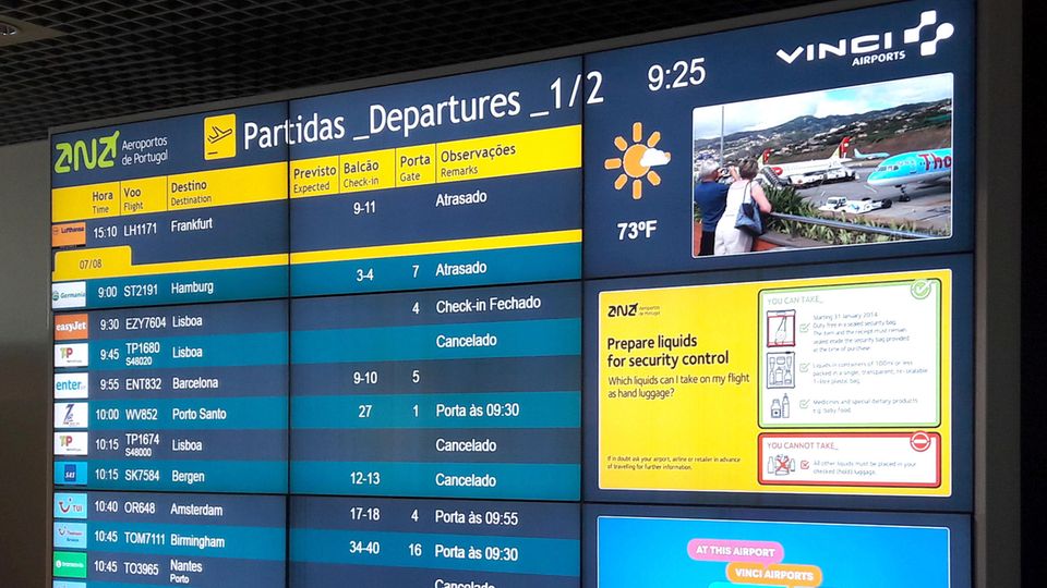 Verspätete und annullierte Flüge auf der Anzeigetafel des Flughafens Funchal:   Wegen starker Winde wurden zahlreiche Flüge zur und von der portugiesischen Urlaubsinsel Madeira gestrichen.