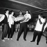 Als er Anfang 1964 die Beatles in Miami traf, hieß der spätere Boxchampion Muhammad Ali noch Cassius Clay und stand kurz vor seinem ersten großen Kampf gegen Sonny Liston. Für die Kamera von Harry Benson machten alle ein paar Faxen - und Ali nahm Ringo Starr buchstäblich auf den Arm. Der Fotograf sagt über diese Zusammenkunft: "Ich hatte natürlich keinen blassen Schimmer, dass ich zwei der größten Ikonen des 20. Jahrhunderts zusammen fotografierte."