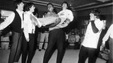 Als er Anfang 1964 die Beatles in Miami traf, hieß der spätere Boxchampion Muhammad Ali noch Cassius Clay und stand kurz vor seinem ersten großen Kampf gegen Sonny Liston. Für die Kamera von Harry Benson machten alle ein paar Faxen - und Ali nahm Ringo Starr buchstäblich auf den Arm. Der Fotograf sagt über diese Zusammenkunft: "Ich hatte natürlich keinen blassen Schimmer, dass ich zwei der größten Ikonen des 20. Jahrhunderts zusammen fotografierte."