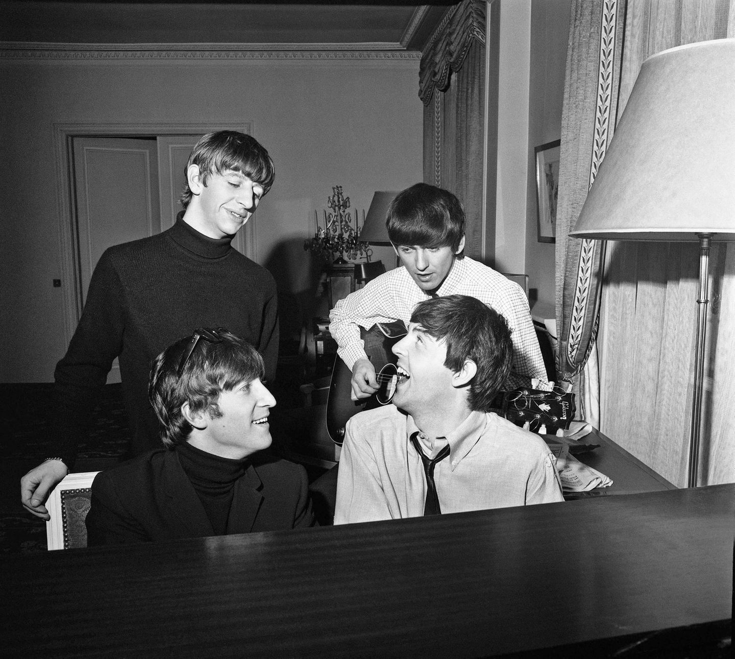 Beatlemania: Die Beatles ließen den Fotografen auch an ihrem kreativen Prozess teilhaben. So war er zugegen, als Lennon und McCartney im George V Hotel einen neuen Hit schufen. "Paul und John beim Komponieren zuzusehen, war ein echtes Erlebnis für mich, die Chemie zwischen den beiden stimmte einfach", sagt Harry Benson über die Situation. "Es sah aus, als würden sie nur auf ihren Instrumenten rumklimpern, aber nach scheinbar nur wenigen Minuten hatten sie 'I Feel Fine' geschrieben." Die Beatles ließen den Fotografen auch an ihrem kreativen Prozess teilhaben. So war er zugegen, als Lennon und McCartney im George V Hotel einen neuen Hit schufen. "Paul und John beim Komponieren zuzusehen, war ein echtes Erlebnis für mich, die Chemie zwischen den beiden stimmte einfach", sagt Harry Benson über die Situation. "Es sah aus, als würden sie nur auf ihren Instrumenten rumklimpern, aber nach scheinbar nur wenigen Minuten hatten sie 'I Feel Fine' geschrieben."