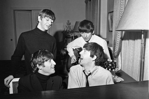 Die Beatles ließen den Fotografen auch an ihrem kreativen Prozess teilhaben. So war er zugegen, als Lennon und McCartney im George V Hotel einen neuen Hit schufen. "Paul und John beim Komponieren zuzusehen, war ein echtes Erlebnis für mich, die Chemie zwischen den beiden stimmte einfach", sagt Harry Benson über die Situation. "Es sah aus, als würden sie nur auf ihren Instrumenten rumklimpern, aber nach scheinbar nur wenigen Minuten hatten sie 'I Feel Fine' geschrieben."