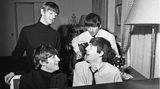 Die Beatles ließen den Fotografen auch an ihrem kreativen Prozess teilhaben. So war er zugegen, als Lennon und McCartney im George V Hotel einen neuen Hit schufen. "Paul und John beim Komponieren zuzusehen, war ein echtes Erlebnis für mich, die Chemie zwischen den beiden stimmte einfach", sagt Harry Benson über die Situation. "Es sah aus, als würden sie nur auf ihren Instrumenten rumklimpern, aber nach scheinbar nur wenigen Minuten hatten sie 'I Feel Fine' geschrieben."