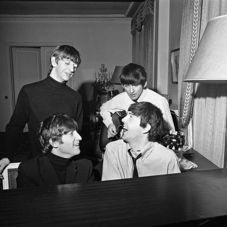 Die Beatles ließen den Fotografen auch an ihrem kreativen Prozess teilhaben. So war er zugegen, als Lennon und McCartney im George V Hotel einen neuen Hit schufen. "Paul und John beim Komponieren zuzusehen, war ein echtes Erlebnis für mich, die Chemie zwischen den beiden stimmte einfach", sagt Harry Benson über die Situation. "Es sah aus, als würden sie nur auf ihren Instrumenten rumklimpern, aber nach scheinbar nur wenigen Minuten hatten sie 'I Feel Fine' geschrieben."