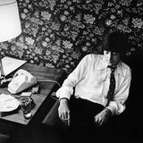 Wie nah Harry Benson den Beatles kam, zeigt dieses am 11. August 1966 entstandene Foto. Mit einer missverständlichen Äußerung hatte John Lennon viele religiöse Amerikaner gegen sich aufgebracht. In Chicago nahm der Sänger schließlich Stellung und rechtfertigte sich für seinen Satz, die Beatles seien "more popular than Jesus". Wörtlich sagte er: "I'm not anti-God, anti-Christ or anti-religion. I was not knocking it. I was not saying we are greater or better..." Die Aufnahme entstand unmittelbar nach der Pressekonferenz und zeigt einen sichtlich erschöpften Lennon. Laut Harry Benson war der Beatle in Tränen aufgelöst.