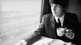 Auf dem Höhepunkt der Beatlemania drehten die vier Musiker 1964 zusammen mit Regisseur Richard Lester den Film "A Hard Day's Night". Der zeigt eine Band, die von ihren Fans verfolgt und belagert wird. Das Foto entstand im Rahmen der Dreharbeiten zu diesem Film. Paul genießt auf einer Zugfahrt eine Tasse Tee.