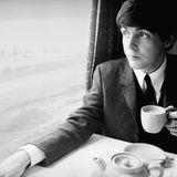 Auf dem Höhepunkt der Beatlemania drehten die vier Musiker 1964 zusammen mit Regisseur Richard Lester den Film "A Hard Day's Night". Der zeigt eine Band, die von ihren Fans verfolgt und belagert wird. Das Foto entstand im Rahmen der Dreharbeiten zu diesem Film. Paul genießt auf einer Zugfahrt eine Tasse Tee.