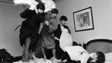 Mit dieser Reise fing alles an: Im Januar 1964 bekam der Fotograf Harry Benson den Auftrag, die damals in Europa extrem angesagte Band The Beatles nach Paris zu begleiten. Der Fotograf und die Musiker kamen von Anfang an gut miteinander aus - und so entstanden Bilder, die das Ausmaß der Beatlemania jener Jahre dokumentieren, aber auch diskrete Einblicke hinter die Kulissen liefern. Hier drückt Benson auf den Auslöser, als sich Paul, Ringo, John und George (v.l.) im George V Hotel bei der Kissenschlacht austoben. Auch dank solcher Aufnahmen konnten die vier Stars ihren Fans das Image vermitteln, trotz aller Erfolge die netten Jungs von nebenan geblieben zu sein. Paul McCartney war es, der am 10. April 1970 das Ende der Beatles verkündete.