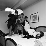 Mit dieser Reise fing alles an: Im Januar 1964 bekam der Fotograf Harry Benson den Auftrag, die damals in Europa extrem angesagte Band The Beatles nach Paris zu begleiten. Der Fotograf und die Musiker kamen von Anfang an gut miteinander aus - und so entstanden Bilder, die das Ausmaß der Beatlemania jener Jahre dokumentieren, aber auch diskrete Einblicke hinter die Kulissen liefern. Hier drückt Benson auf den Auslöser, als sich Paul, Ringo, John und George (v.l.) im George V Hotel bei der Kissenschlacht austoben. Auch dank solcher Aufnahmen konnten die vier Stars ihren Fans das Image vermitteln, trotz aller Erfolge die netten Jungs von nebenan geblieben zu sein. Paul McCartney war es, der am 10. April 1970 das Ende der Beatles verkündete.