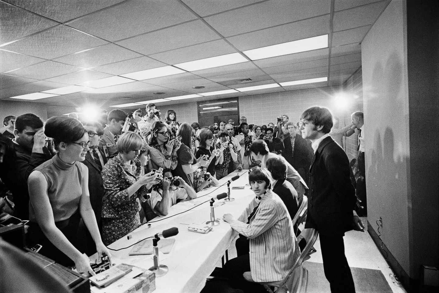 Beatlemania: Kurz darauf spielen die Beatles in Memphis. Auf einer Pressekonferenz stellen sie sich den Fragen der Journalisten. Doch auch hier ist die Lage angespannt: Ein anonymer Telefonanrufer droht, einer der Musiker solle während des Konzertes erschossen werden. Die logische Folge von all dem Wahnsinn: Zehn Tage später, am 29. August 1966, geben die Beatles in San Francisco ihr letztes Konzert - und sollten nie wieder vor zahlendem Publikum auftreten. Kurz darauf spielen die Beatles in Memphis. Auf einer Pressekonferenz stellen sie sich den Fragen der Journalisten. Doch auch hier ist die Lage angespannt: Ein anonymer Telefonanrufer droht, einer der Musiker solle während des Konzertes erschossen werden. Die logische Folge von all dem Wahnsinn: Zehn Tage später, am 29. August 1966, geben die Beatles in San Francisco ihr letztes Konzert - und sollten nie wieder vor zahlendem Publikum auftreten.