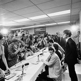 Kurz darauf spielen die Beatles in Memphis. Auf einer Pressekonferenz stellen sie sich den Fragen der Journalisten. Doch auch hier ist die Lage angespannt: Ein anonymer Telefonanrufer droht, einer der Musiker solle während des Konzertes erschossen werden. Die logische Folge von all dem Wahnsinn: Zehn Tage später, am 29. August 1966, geben die Beatles in San Francisco ihr letztes Konzert - und sollten nie wieder vor zahlendem Publikum auftreten.