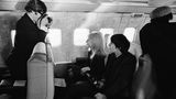 Mit im Flieger nach New York saß auch John Lennons damalige Frau Cynthia. Der Beatle fotografiert sie neben George Harrison sitzend.